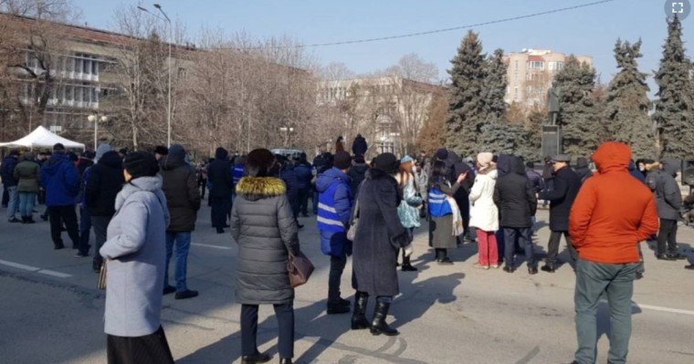 "Тоқаев та отставкаға кетсін!" Алматыда әкімдерді тікелей сайлауды талап еткен митингіге жүзден астам адам жиналды