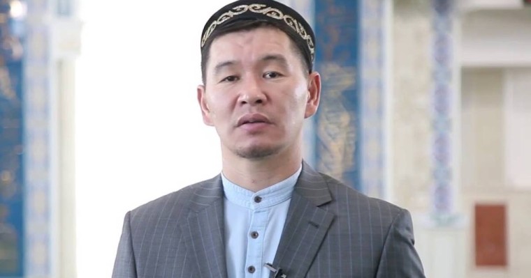 "Асығыстықпен айтқан үндеуім еді": Имам наразылық кезінде айтқан сөзінен енді тайқып шықты (ВИДЕО)