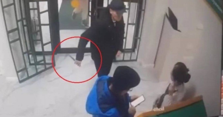 Ақтауда мас жігіт банк клиенттерін пышақпен қорқытқан (ВИДЕО)