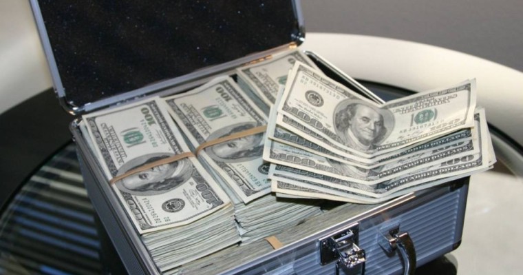 Қарағандыда банк қызметкерлері 12 миллион теңгені қолды еткен