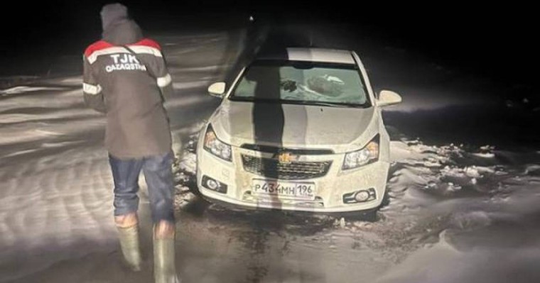 Дети замерзали на трассе в Костанайской области: видео