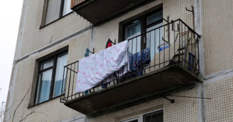 Мас әйел үшінші қабаттың балконынан түсемін деп екі жасар баласын құлатып алды