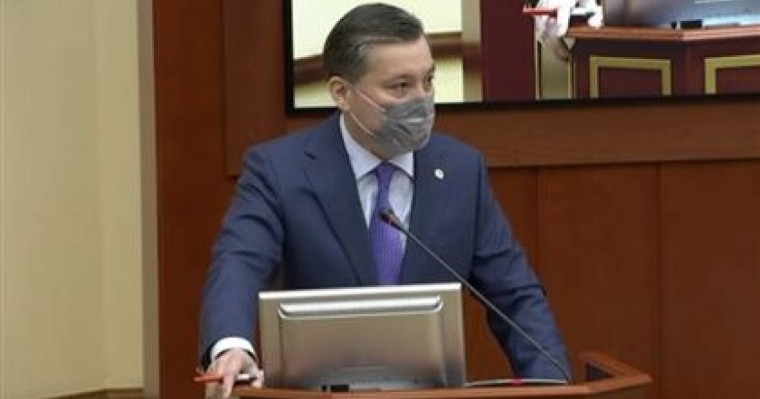 "Рұқсат болса орысша жауап берсем": Қазақ тілінде ойын анық жеткізе алмаған Экология министрі сынның астында қалды