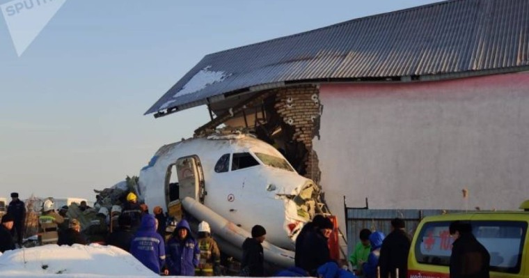 жолаушыларға көмектескен әуежайдың үш қызметкері марапатталды