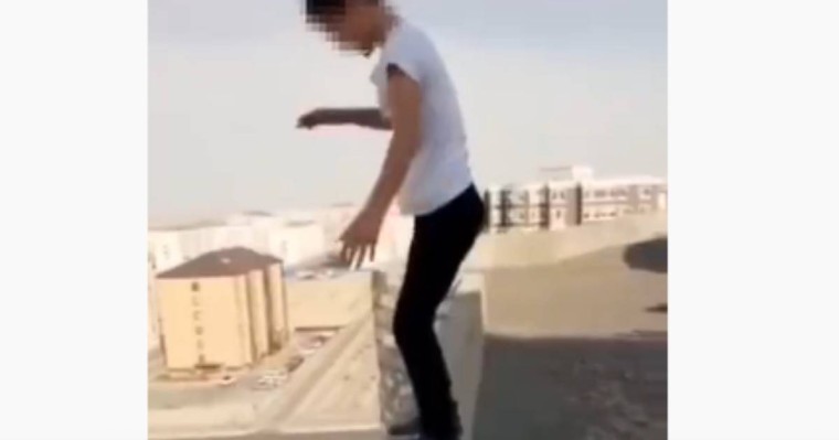 Жасөспірімдер TikTok түсіру үшін шатырға шығып, секірген: Ақтаулық ата-аналар баласының әрекеті үшін жазаланды