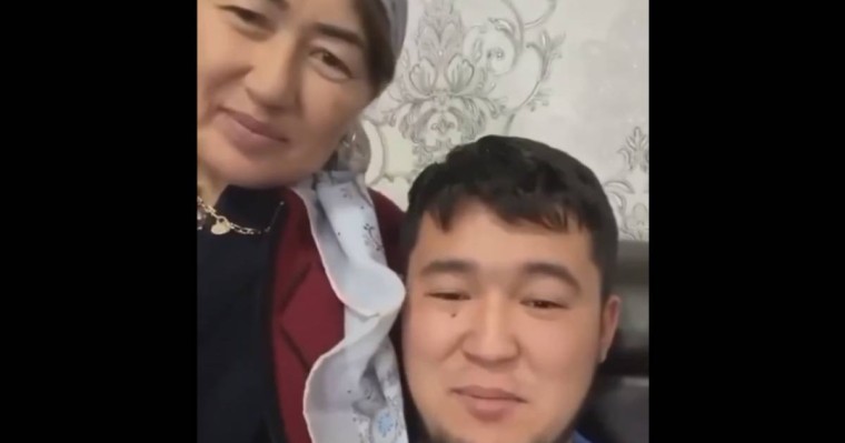 Енесін еме жаздаған күйеу бала елдің сынына қалды (видео)