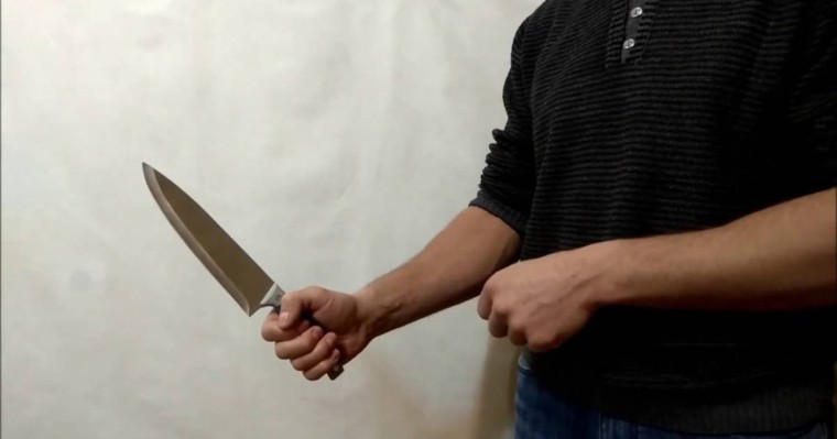 Алматыда мас адам студент қызды пышақтап кетті