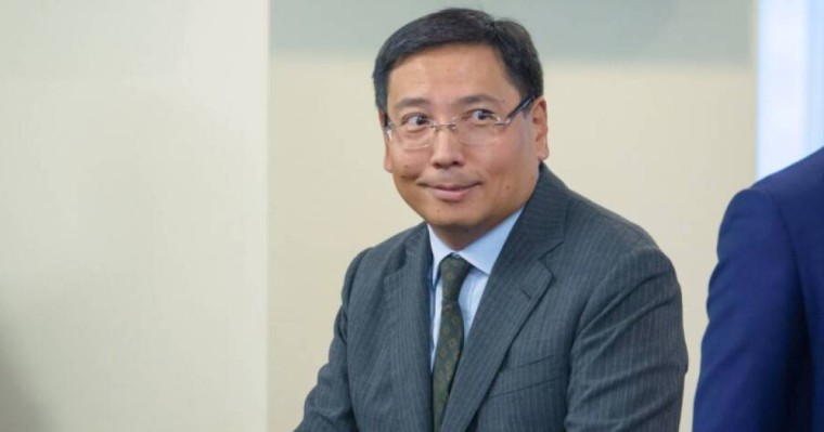 "Тиіспеңдерші маған": Досаевтың қашып бара жатқан видеосы тарады (ВИДЕО)