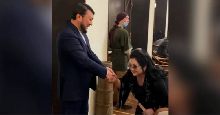 Мақпал Жүнісова экс-айтыскер Мұхамеджан Тазабекке сәлем салды