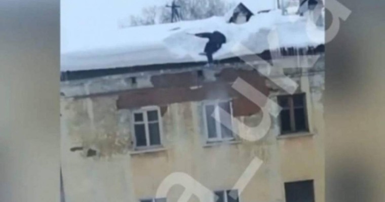 Қар тазалаймын деп көпқабатты үйдің төбесінен құлады — ШҚО