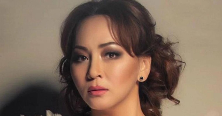 "Өлсеңіз, топырақ салуға келмеймін": Әнші Айгүл Иманбаева әкесінің жерлеуіне жете алмай қалғанын айтты