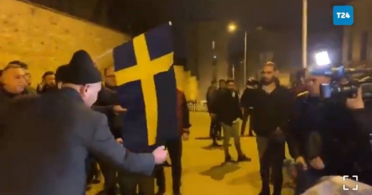 Құранның көшірмесін жойғаны үшін түрік белсенділері швед туын өртеп жіберді