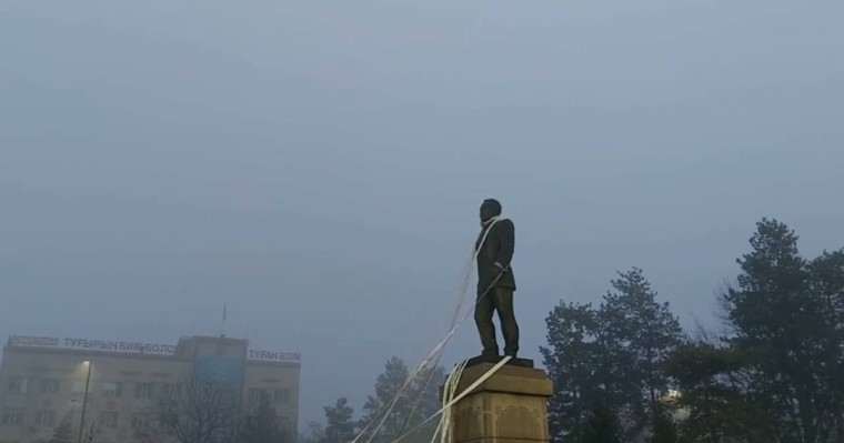 Назарбаевтың ескерткішін құлатқан жігіт істі болды