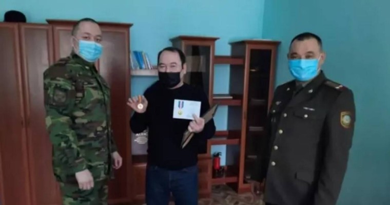 "Грэмми" жеңіп алған Иманбектің әкесіне медаль табысталды