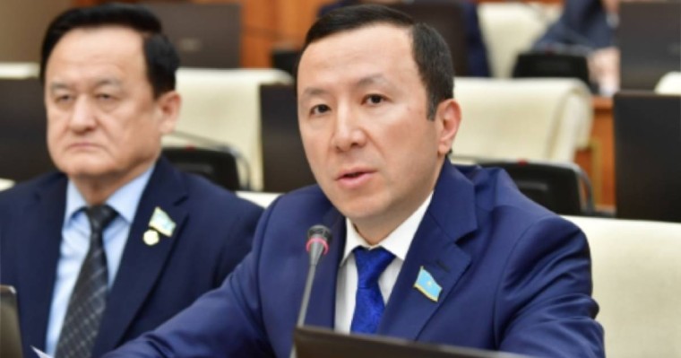 «Балалардың тілі орысша және ағылшынша шығып жатыр»: Депутат дабыл қақты