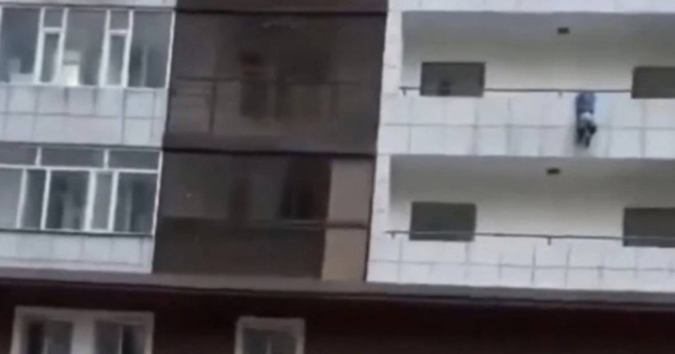 “ЖОО-дан тегін оқу грантын берейік” - Елордада мектеп оқушысы балконда ілініп тұрған баланы құтқарып қалды