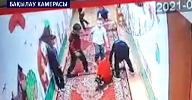 Түркістан облысында оқушылар 9 жасар сыныптасының шашын өртеп, қайшы тықпақ болған