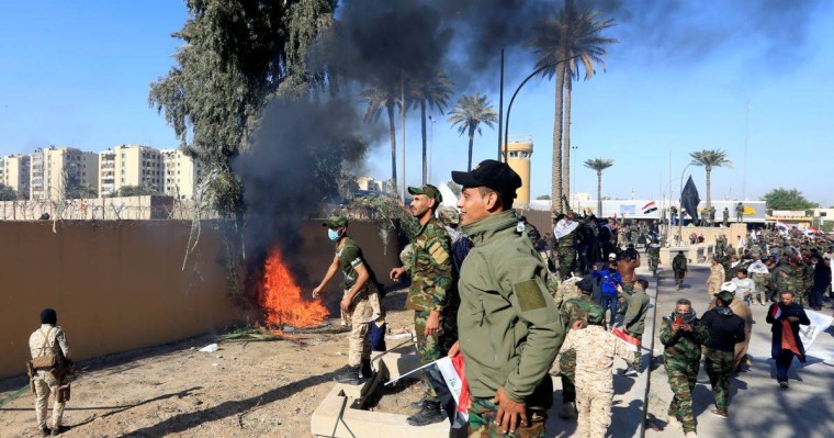 Иракта АҚШ елшілігіне басып кірмек болғандарды газ шашып таратты