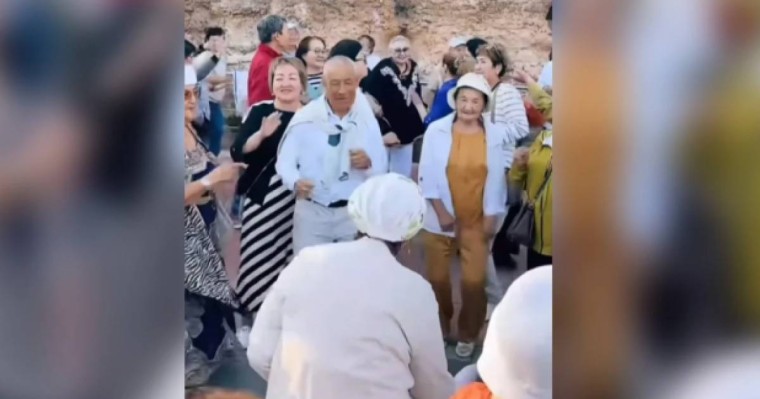 Зейнеткерлердің ашық алаңдағы би кеші жұртты сүйсіндірді