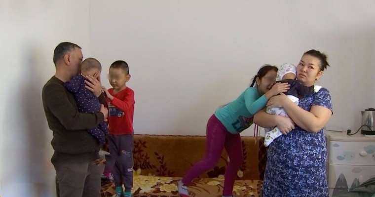 В маленькой комнате общежития ютится семья с пятью детьми: они могут оказаться на улице