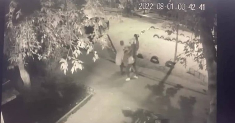 "Мән-жайды сұрамастан ұра жөнелді": Павлодарда әйелге араша түспек болған тұрғын ер адамды ұрып өлтірген (видео)