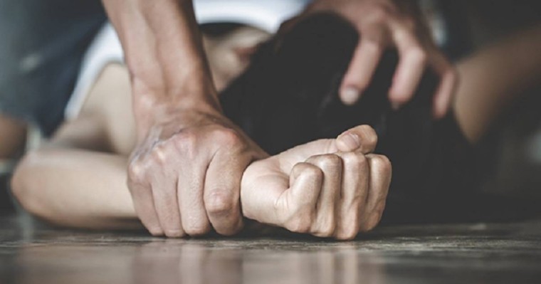 "Күйеуімнен қатты қорқамын. Қыздарымның тағдыры қыл үстінде". Орал тұрғыны 13 жасар қызын зорлады деп айыпталды