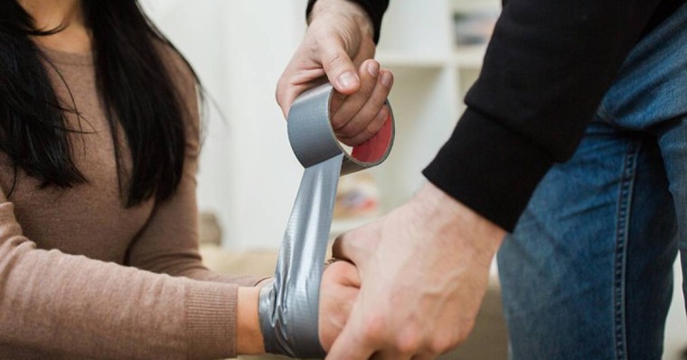 "Скотчпен байлап, күш көрсеткен": Алматы облысында зейнеткердің жерлеуге жинаған 800 мың теңгесін ұрлап әкеткен