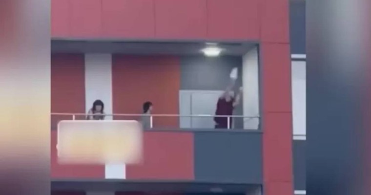 «Біреудің басына тиеді ғой»: Астанада биіктен су толы пакет лақтырған балалардың әрекеті желіні шулатты (ВИДЕО)