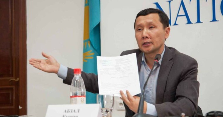 Абзал Құспан: "Ереуілшілер түскен кезде медбике қызды зорлап тастаған"