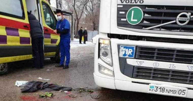 Қызымның сүйектері мен денесі бөлшектеліп қалған: Алматыда жүк көлігі әжесі мен немересін басып кетті