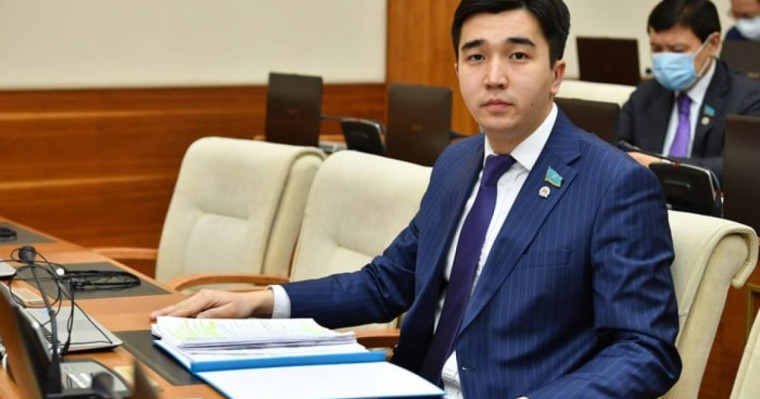 Мәди Ахметов Назарбаевты қорғайтын Елбасы заңын жоюға дауыс берді