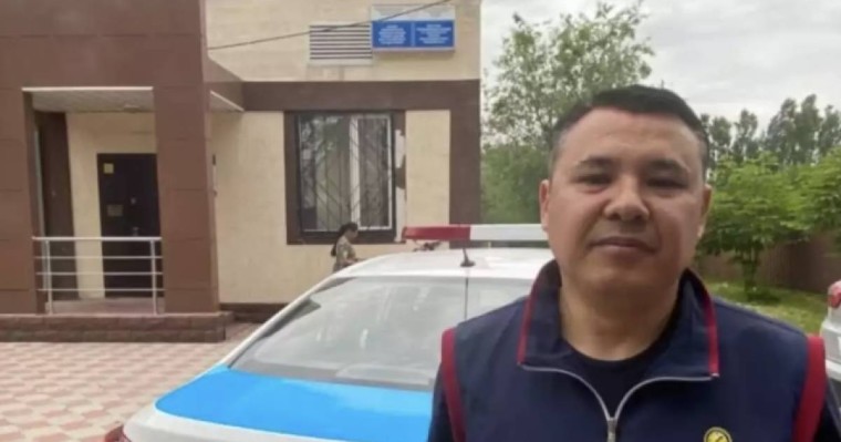 Алматыда өзгенің көлігіндегі СССР туын жұлып алған тұрғын қамауға алынды (видео)