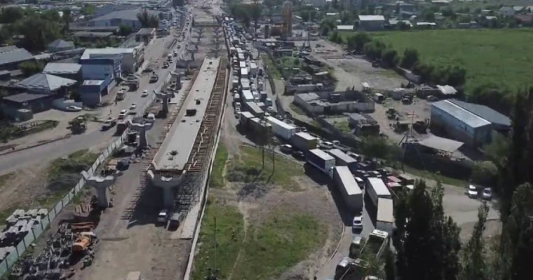 Тоқаев "Алтын Орда" базары маңындағы жол айырығының құрылысын сынға алды