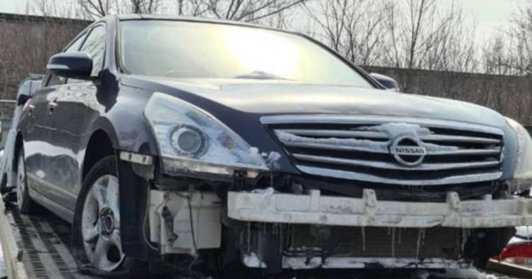 Жас жігіт бөтен біреудің соғылған көлігін тиеп, үйіне алып кетті