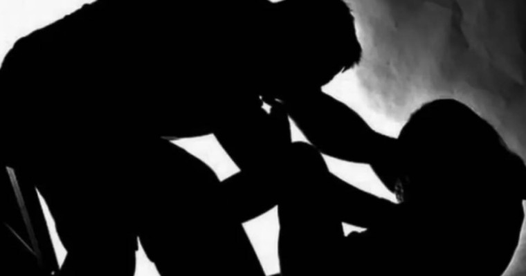 Павлодарда ер адам балаларының көзінше әйелін гантельмен ұрған