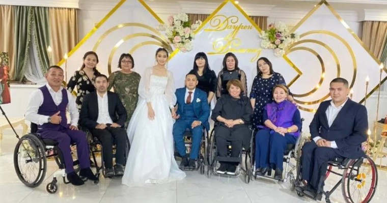 "Біздің махаббатымыз бәрін жеңді": Арбаға таңылған атыраулық жігіт өз сүйіктісін қалай жар етіп алды