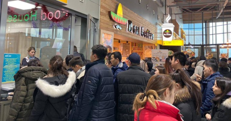 Bek Air-ден билет алған бір топ студент үйлеріне қайта алмай отырғанын айтады