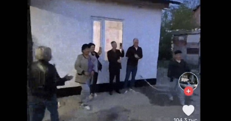 Не деген махаббат". Желіде әйеліне гүл сыйлаған романтик ата жұртты сүйсіндірді