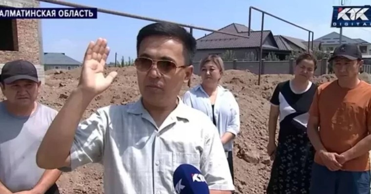 Әнші Асхат Тарғын терезесінің түбіндегі құрылысты тоқтатуды талап етті