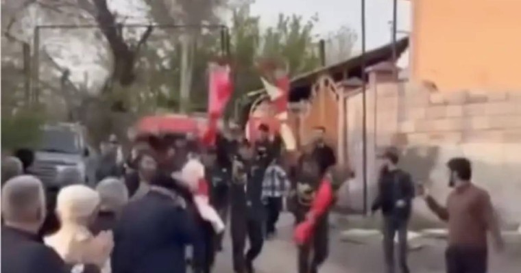 Алматы облысында әскерден келген сарбазды аспанға оқ атып күтіп алған