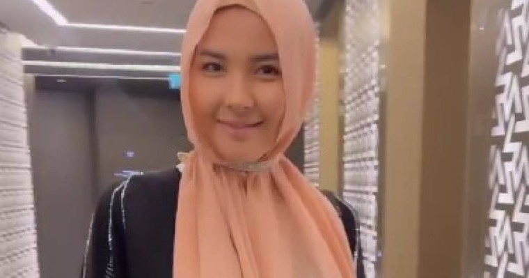 "Қызығы таусылған соң шешіп тастайды". Орамал таққан Айдана Меденова хейтерлерге жауап берді