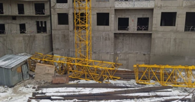 Алматыда құрылыс алаңында кран құлап, бір адам қайтыс болды