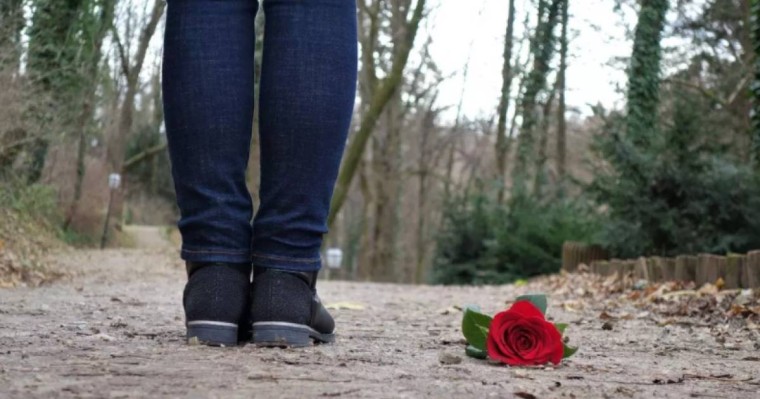 "Мазардың ішімен жүгіртті": Желі арқылы танысқандардан қорлық көргенін айтқан ару жанайқайын жеткізді