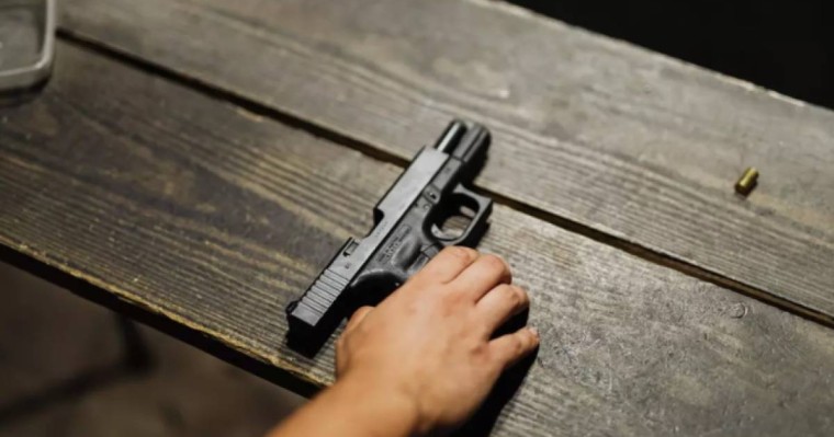 Елорда тұрғыны сүйіктісін ойыншық тапаншамен қорқытып, 14-қабаттан итеріп жібермек болды