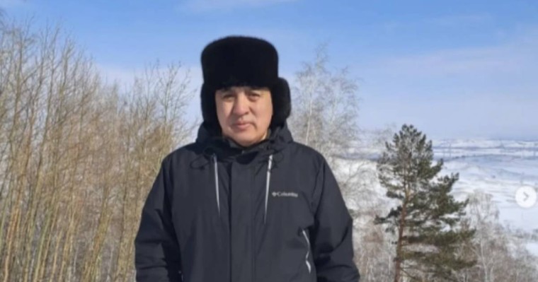 "Баламның денесін тығып тастағандарын дәлелдей алмадық": Серікзат Дүйсенғазының марқұм ұлына қатысты сот отырысы аяқталды