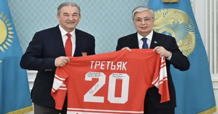 Аты аңызға айналған хоккейші Третьяк Тоқаевқа есімі жазылған футболка сыйлады