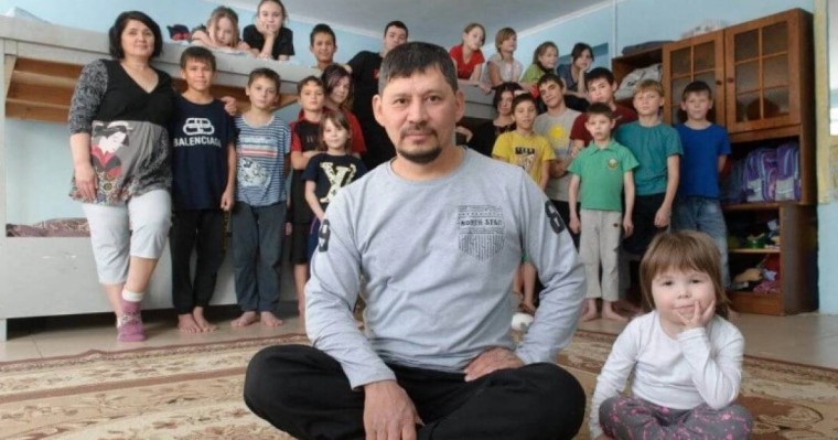 "Арманымыз орындалды": 3 баласынан айрылған қостанайлық отбасы жетімдер үйінен 33 бала асырап алған