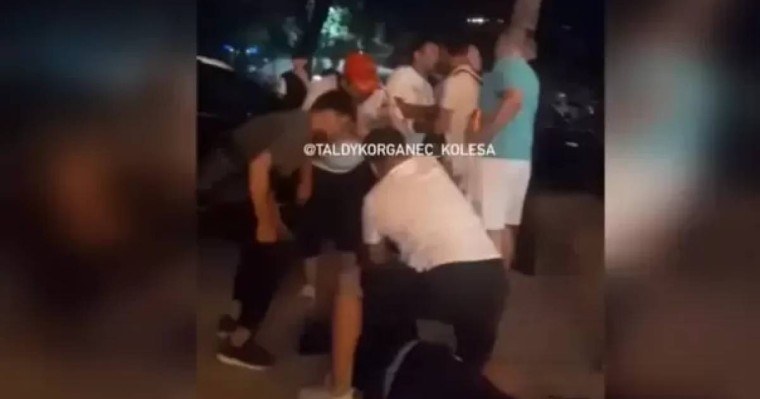 «Балама тиіспеңдерші»: Алматыда пышақ ұстаған ер адамдардың жанжалы видеоға түсіп қалды