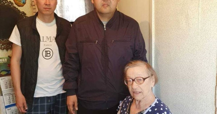 «Әділдік және Өркендеу» Қорының Маңғыстау өңіріндегі өкілдік белсенділері қарттарға көмектесті