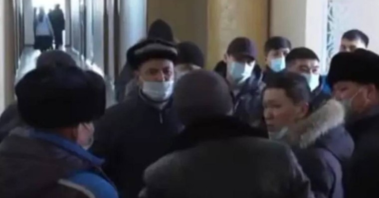 "Құл сияқты жұмыс істедік": Ақтөбеде тиісті ақысын алмаған кәсіпкерлер наразылығын білдірді